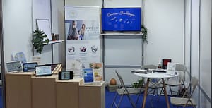 Γενική άποψη του περιπτέρου του ORAMATI-ΖΩ στην έκθεση καινοτομίας Inno Days 2025. Φαίνεται το banner, 6 tablet που παρουσιάζουν τις υπηρεσίες μας και μια οθόνη που δείχνει ρε επανάληψη βίντεο ψυχικής ενδυνάμωσης.